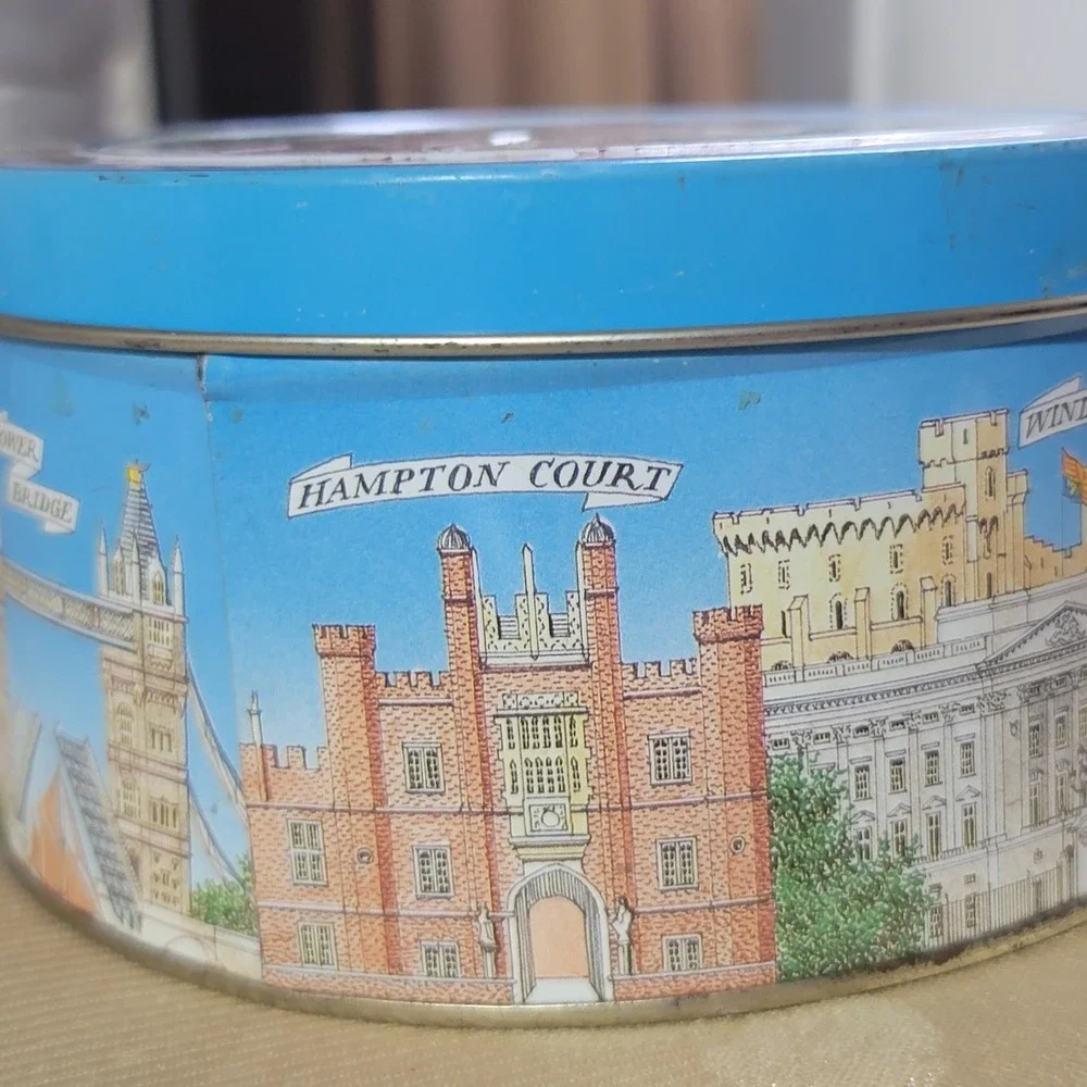 Authentic Vintage Bentley's of London Tin Famous London Landmarks 5.5